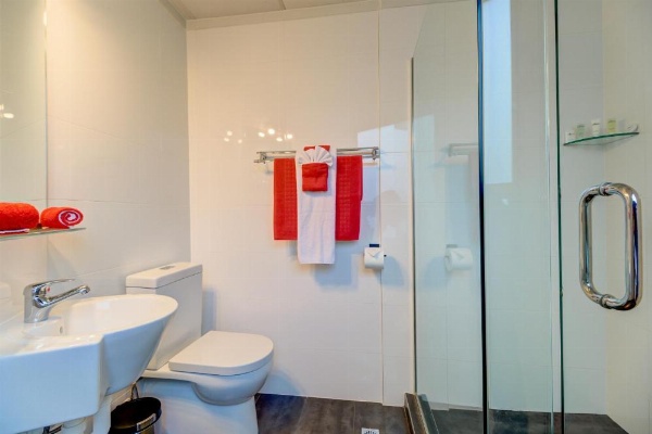 Ascotia Off Queen image 11