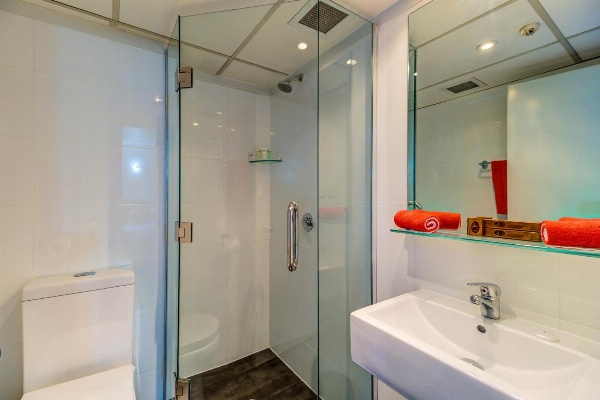 Ascotia Off Queen image 4