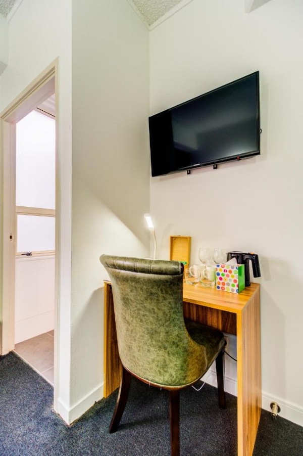 Ascotia Off Queen image 8